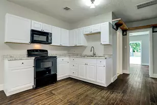 523 E Mulberry St, Angleton, TX 77515 - Photo 4