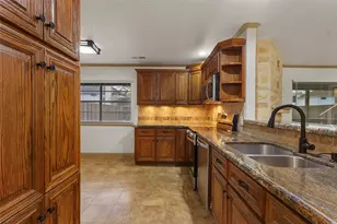 4800 Heathrow Ln, Alvin, TX 77511 - Photo 8