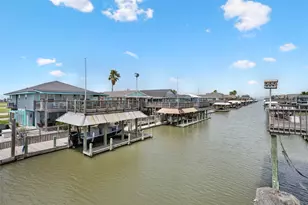 1247 Bay St, Crystal Beach, TX 77650 - Photo 10