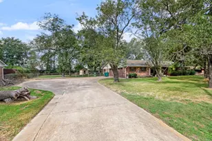 204 Gerald St, Willis, TX 77378 - Photo 2