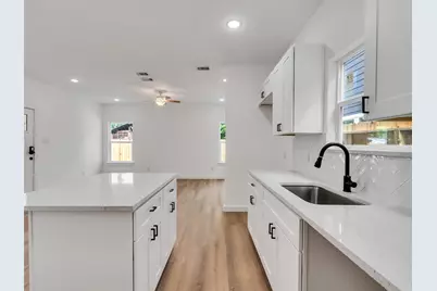 8102 Crestview Unit B, Houston, TX 77028 - Photo 6