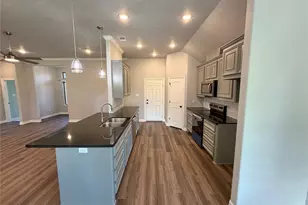 1035 S Anderson St, Angleton, TX 77515 - Photo 10