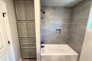 1035 S Anderson St, Angleton, TX 77515 - Photo 16