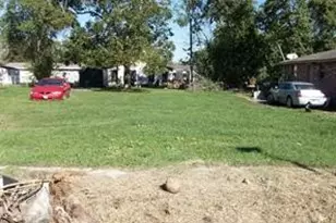 712 W Live Oak St, Angleton, TX 77515 - Photo 1