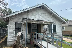 4706 Woodside St, Houston, TX 77023 - Photo 2