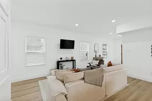 801 E 32nd 1/2 St, Houston, TX 77022 - Photo 16