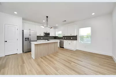 801 E 32nd 1/2 Street #B, Houston, TX 77022 - Photo 16