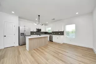 801 E 32nd 1/2 St, Houston, TX 77022 - Photo 16
