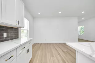 801 E 32nd 1/2 St, Houston, TX 77022 - Photo 14