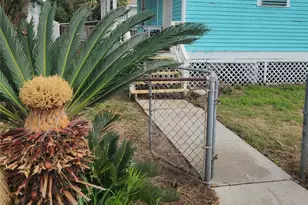 1725 18th St, Galveston, TX 77550 - Photo 2