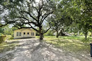 813 Nursery Rd, Clute, TX 77531 - Photo 1