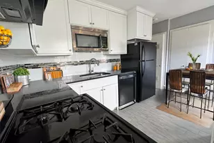 1011 E 6th 1/2 St, Houston, TX 77009 - Photo 2
