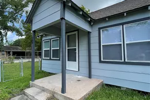 309 Ryan St, Angleton, TX 77515 - Photo 2