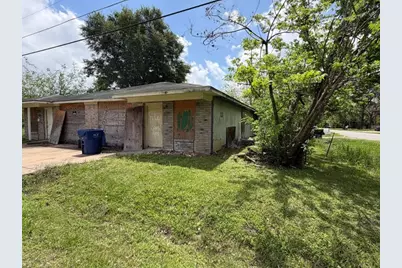 1300 Lois Street, Bay City, TX 77414 - Photo 4