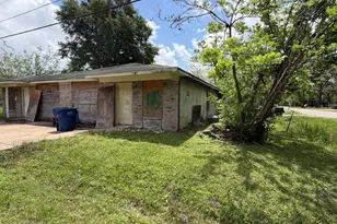 1300 Lois St, Bay City, TX 77414 - Photo 4