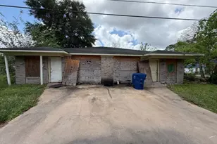 1300 Lois St, Bay City, TX 77414 - Photo 2