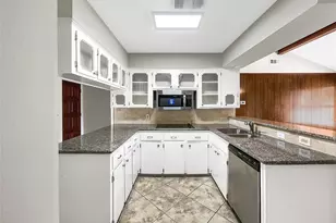 403 Christina Ln, Friendswood, TX 77546 - Photo 2