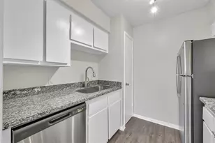 900 Holly Dr, Conroe, TX 77301 - Photo 2