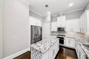 239 W 27th St, Houston, TX 77008 - Photo 8