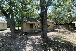302 E Wayside Ave, Wharton, TX 77488 - Photo 1