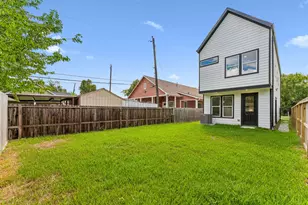8027 Betty Boop St, Houston, TX 77028 - Photo 32