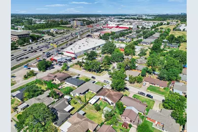 261 W Spreading Oak Drive, Houston, TX 77076 - Photo 32