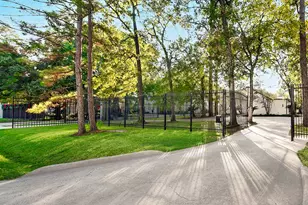 10 W Shady Ln, Houston, TX 77063 - Photo 2