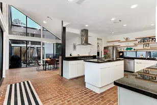 10 W Shady Ln, Houston, TX 77063 - Photo 16