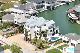 1614 Castaway St, Tiki Island, TX 77554 - Photo 4