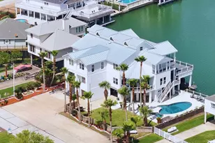 1614 Castaway St, Tiki Island, TX 77554 - Photo 2