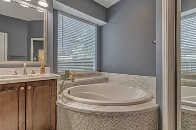 10 E Sterling Pond Circle, The Woodlands, TX 77382 - Photo 32