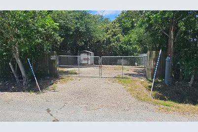 410 Baker Avenue, Bacliff, TX 77518 - Photo 12