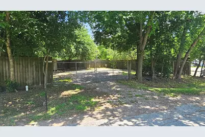 410 Baker Avenue, Bacliff, TX 77518 - Photo 2