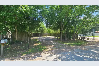 410 Baker Avenue, Bacliff, TX 77518 - Photo 1