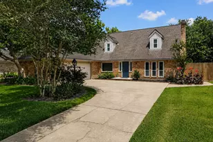 209 Palm Aire Dr, Friendswood, TX 77546 - Photo 2