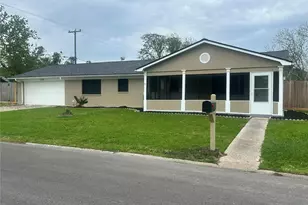 130 Bay Ridge Dr, Baytown, TX 77523 - Photo 2