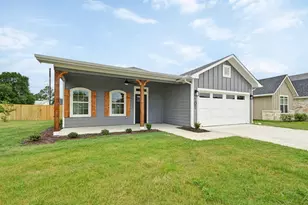 101 Callie St, Smithville, TX 78957 - Photo 2
