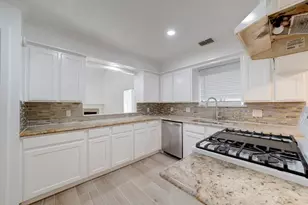 42 N Timber Top Dr, The Woodlands, TX 77380 - Photo 4