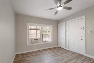 811 Sam Houston Ave, Huntsville, TX 77320 - Photo 2