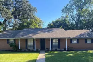 102 Mulberry St, Lake Jackson, TX 77566 - Photo 1