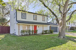 425 E Castle Harbour Dr, Friendswood, TX 77546 - Photo 2