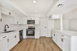 425 E Castle Harbour Dr, Friendswood, TX 77546 - Photo 10
