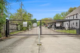 211 Hunt Rd, Baytown, TX 77521 - Photo 2