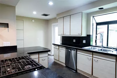5564 Aspen Street, Bellaire, TX 77401 - Photo 14