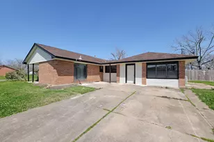 133 S Yaupon St, Lake Jackson, TX 77566 - Photo 1