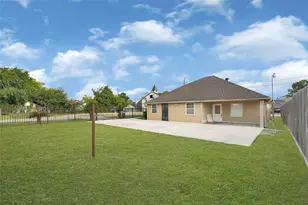 8004 Mendez St, Houston, TX 77029 - Photo 18