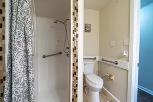 5742 Schevers St, Houston, TX 77033 - Photo 8