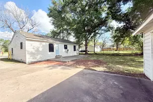 832 S Anderson St, Angleton, TX 77515 - Photo 18