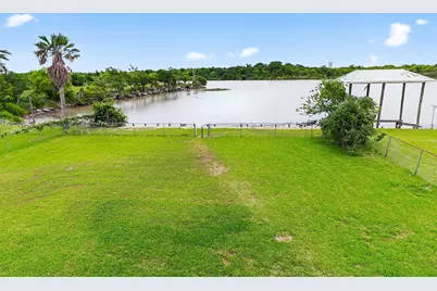 110 Bayou Drive, Baytown, TX 77520 - Photo 26