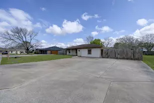 8610 Bluebonnet St, Highlands, TX 77562 - Photo 4